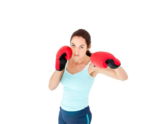 Femme hispanique concentrée avec des gants de boxe travaillant — Photo