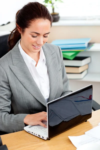 Empresária hispânica encantada trabalhando em seu laptop — Fotografia de Stock