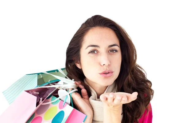 Mulher hispânica segurando sacos de compras e jogando um beijo para o — Fotografia de Stock