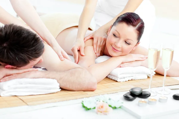 Розслаблена молода пара насолоджується масажем спини — стокове фото
