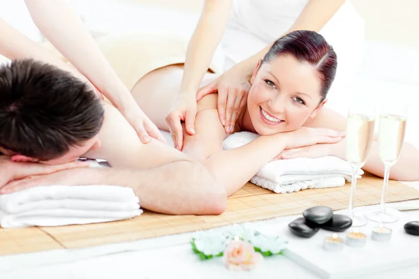 Jasny młoda para korzystających masaż pleców — Zdjęcie stockowe