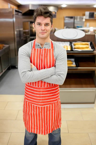 在对照相机在他面包店前微笑自信厨师 — 图库照片