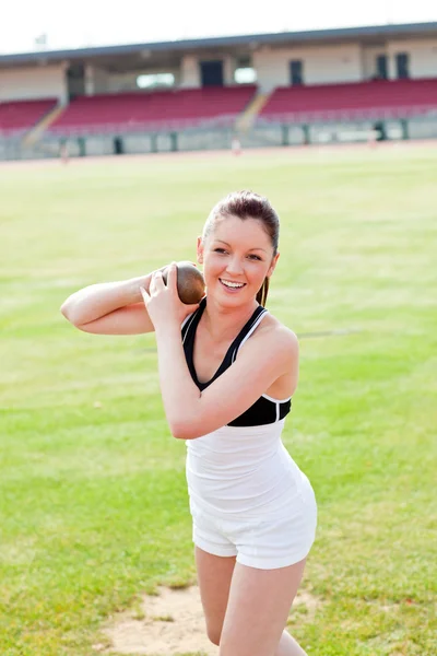 Atractiva atleta femenina sosteniendo peso — Foto de Stock