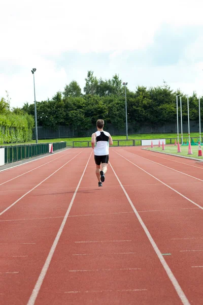 Skoncentrowany męskich sprinter szkolenia — Zdjęcie stockowe