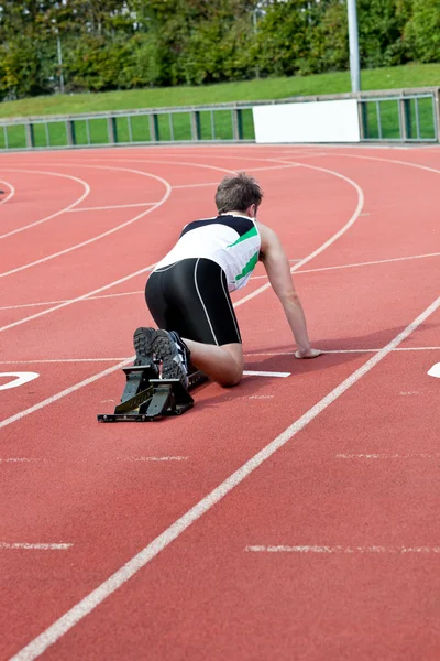 Αθλητική άνθρωπος που περιμένει στο σημείο μηδέν — Φωτογραφία Αρχείου