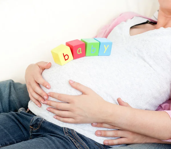 Κοντινό πλάνο της εγκύου γυναίκας με κύβους μωρό στην κοιλιά της και της — Φωτογραφία Αρχείου