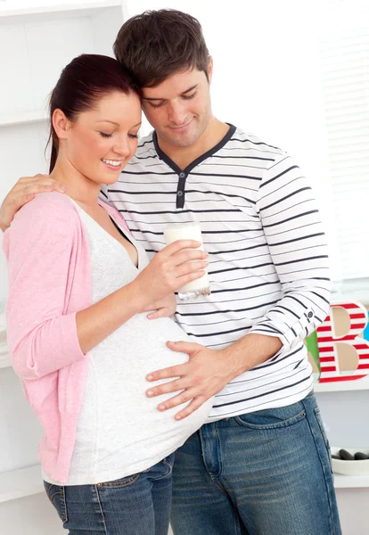 Portrét radost těhotné ženy drží sklenici mléka — Stock fotografie