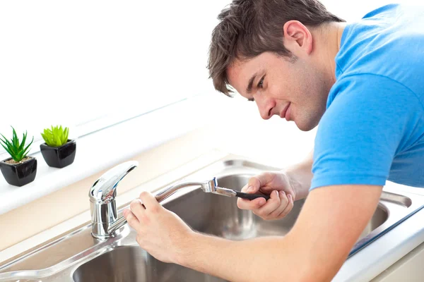 Homem manual reparando uma pia da cozinha — Fotografia de Stock