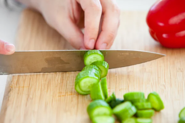 Close-up of a man cutting vegetables in the kitchen — Stock Photo, Image