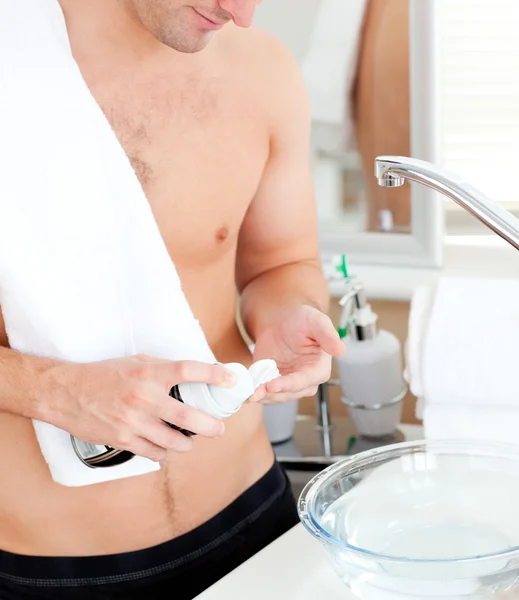 Μεγέθυνση του όμορφος άντρας της ετοιμάζεται να ξύρισμα με την τουαλέτα — Φωτογραφία Αρχείου