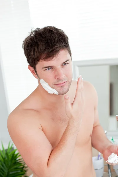 Homem caucasiano positivo pronto para se barbear no banheiro — Fotografia de Stock