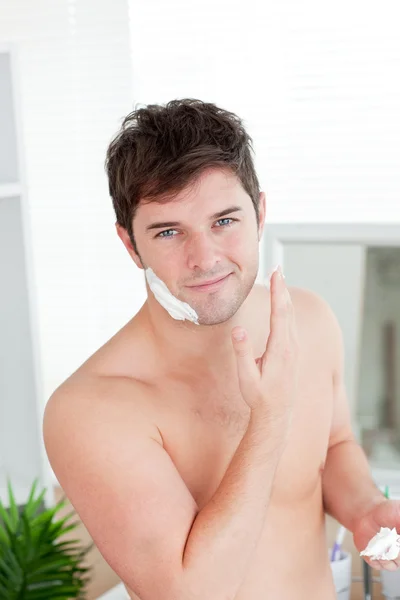 Χαριτωμένο καυκάσιος άνθρωπος έτοιμος να ξυρίσει στο μπάνιο — Φωτογραφία Αρχείου