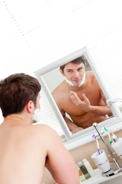 Homem caucasiano bonito pronto para se barbear no banheiro — Fotografia de Stock