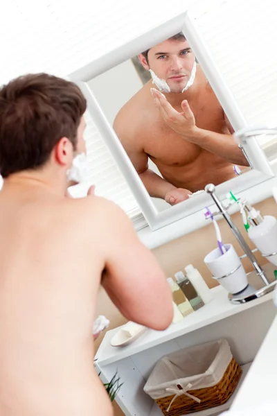英俊的白种人男子准备在浴室里刮胡子 — 图库照片
