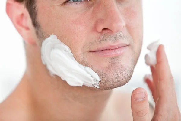 Μεγέθυνση της χαριτωμένο άντρας της ετοιμάζεται να ξύρισμα στο μπάνιο — Φωτογραφία Αρχείου