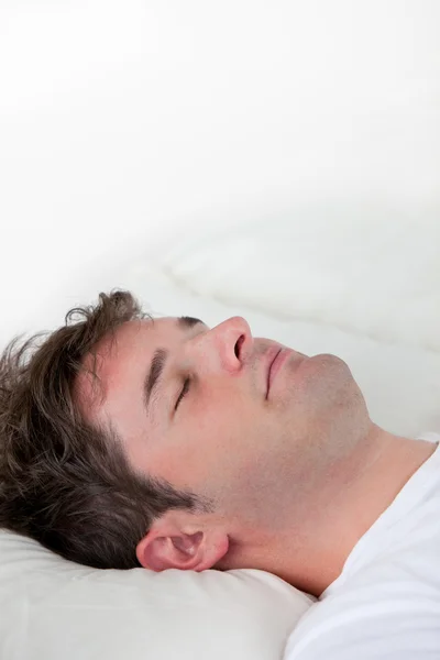 Retrato de un hombre caucásico durmiendo en su cama — Foto de Stock