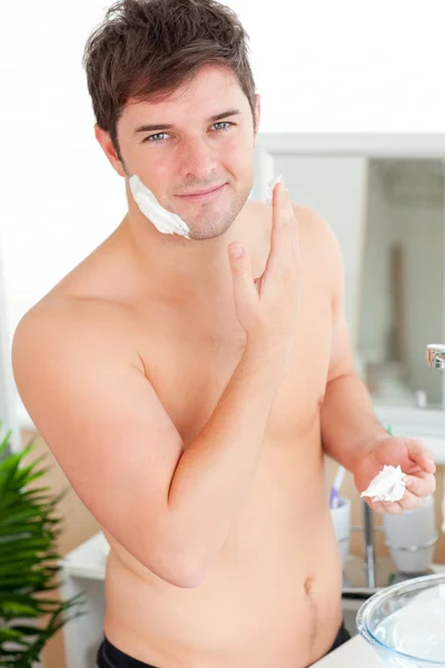 Homem caucasiano atraente pronto para se barbear no banheiro — Fotografia de Stock
