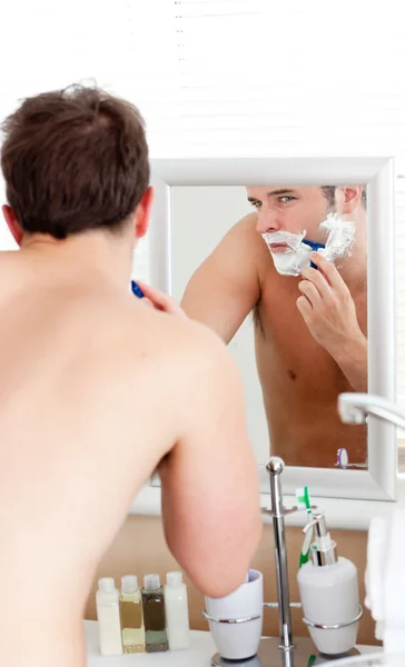 バスルームでひげを剃ってハンサムな白人男性 — ストック写真
