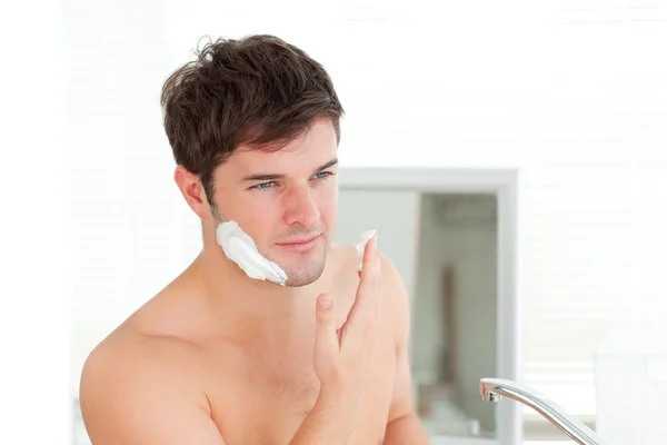 Bonito homem caucasiano pronto para se barbear no banheiro — Fotografia de Stock