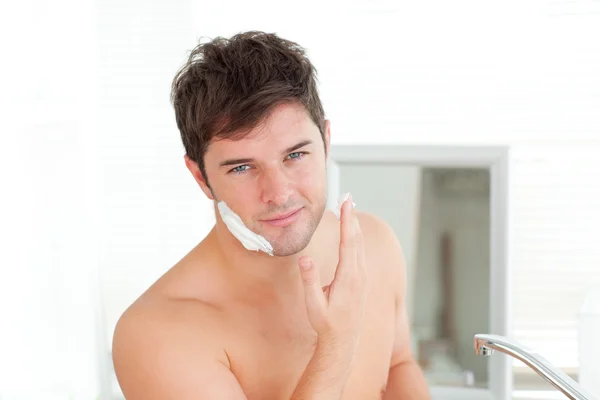 Χαριτωμένο καυκάσιος άνθρωπος έτοιμος να ξυρίσει στο μπάνιο — Φωτογραφία Αρχείου