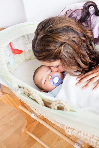 彼女のかわいい赤ちゃんの世話をして親切な若い母親 — ストック写真