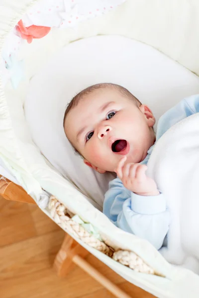 Retrato de um bebê animado deitado em seu berço — Fotografia de Stock