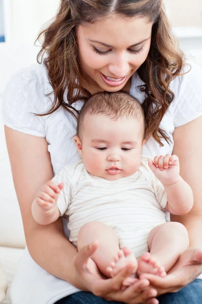 Hübsche junge Mutter kümmert sich um ihr entzückendes Baby — Stockfoto