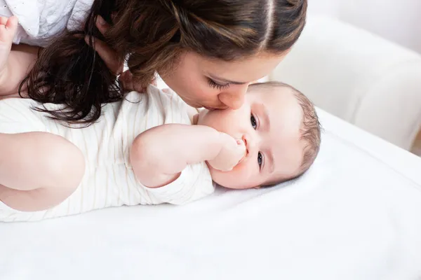 Caucasiano jovem mãe cuidando de seu bebê adorável — Fotografia de Stock