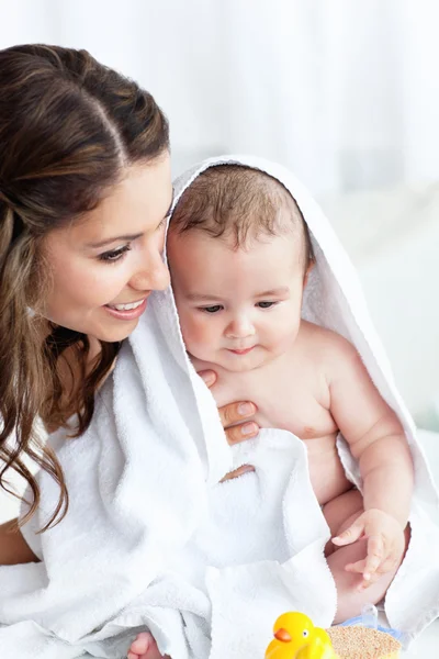 Mãe encantada secando seu bebê depois de seu banho — Fotografia de Stock