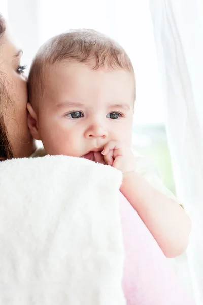 Tipo mãe caucasiana cuidando de seu bebê adorável — Fotografia de Stock