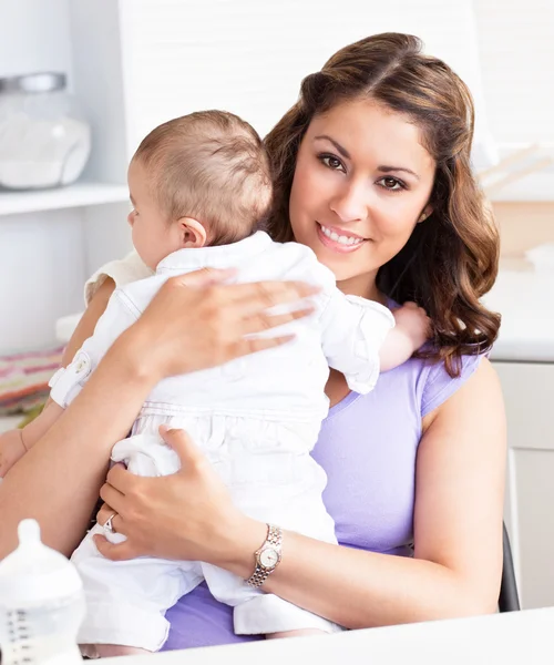 Kaukasische junge Mutter kümmert sich um ihr entzückendes Baby — Stockfoto