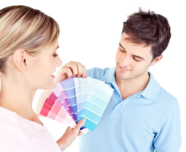 Pareja esmaltada eligiendo el color para una habitación — Foto de Stock