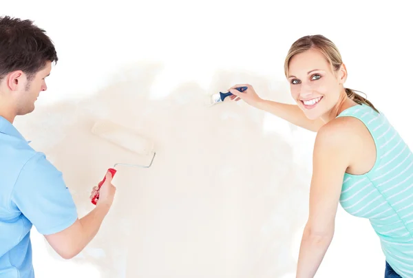 Leende par måla ett rum — Stockfoto