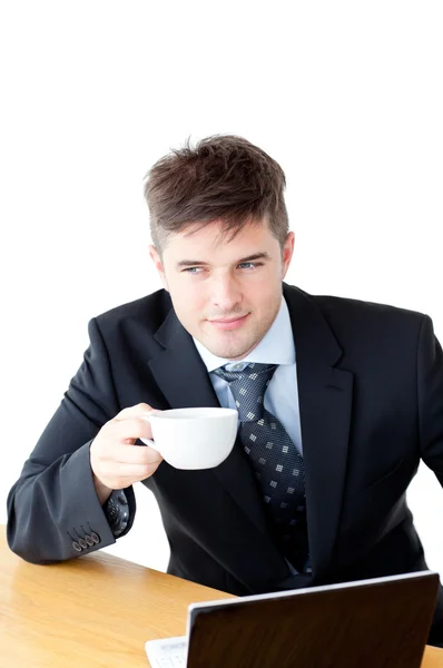 Empresário atraente segurando uma xícara de café na frente de seu l — Fotografia de Stock