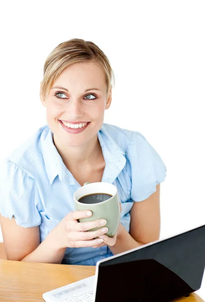 Donna d'affari incandescente bere caffè sorridente alla fotocamera seduta — Foto Stock