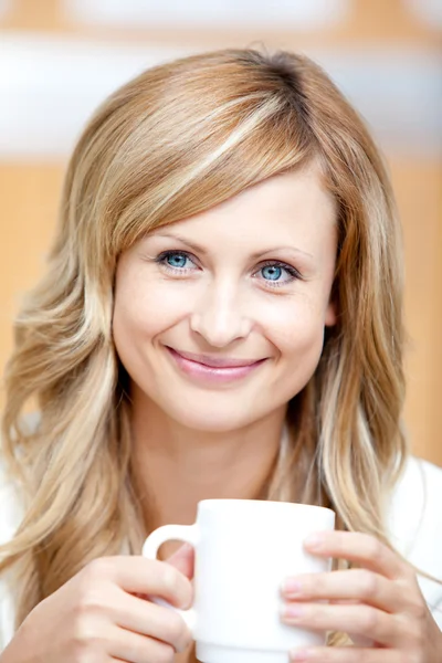 Uśmiechnięta kobieta trzymając kubek kawy — Zdjęcie stockowe