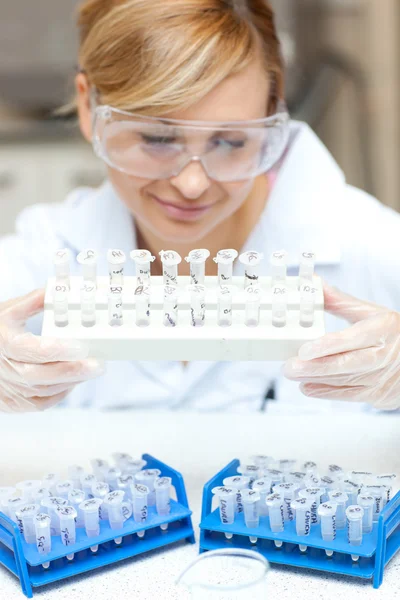 Cientista feminina caucasiana recolhendo amostras — Fotografia de Stock