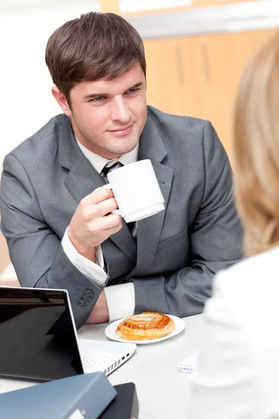 Young businesspeople doing a break and eating — Stock Photo, Image