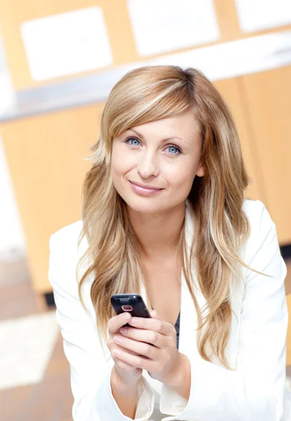 Mulher de negócios radiante enviando uma mensagem de texto com seu celular — Fotografia de Stock