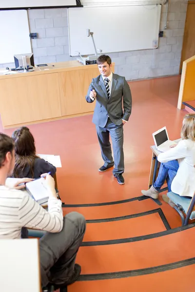 Charismatische leraar een les te geven aan universiteitsstudenten — Stockfoto