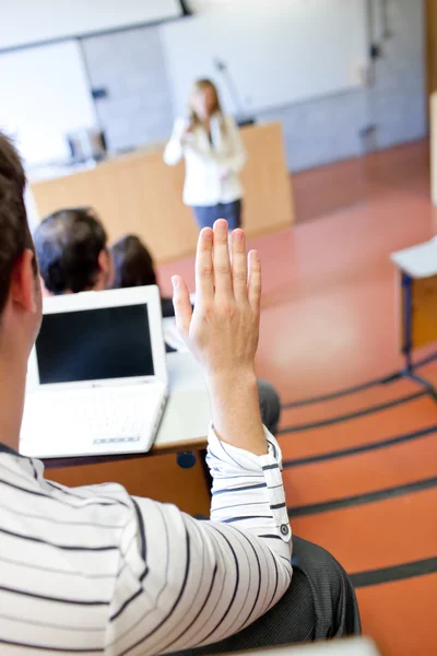 一名学生在上课时举起他的手的特写 — 图库照片
