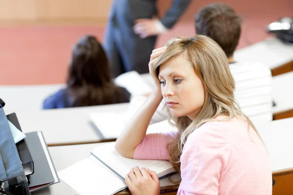 Portret znudzony student kobieta podczas lekcji Uniwersytetu — Zdjęcie stockowe
