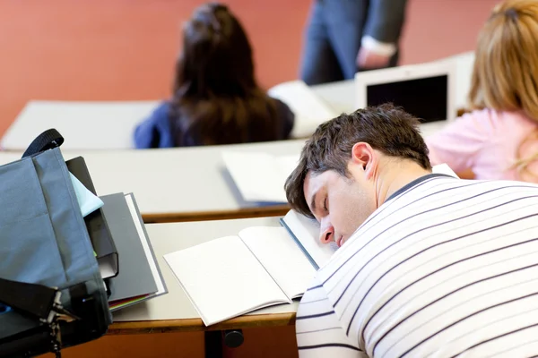 In slaap mannelijke student tijdens een les Universiteit — Stok fotoğraf