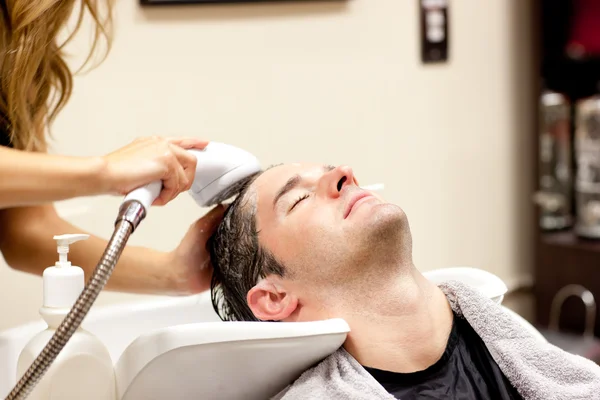 Niedlicher Mann mit einem Shampoo — Stockfoto