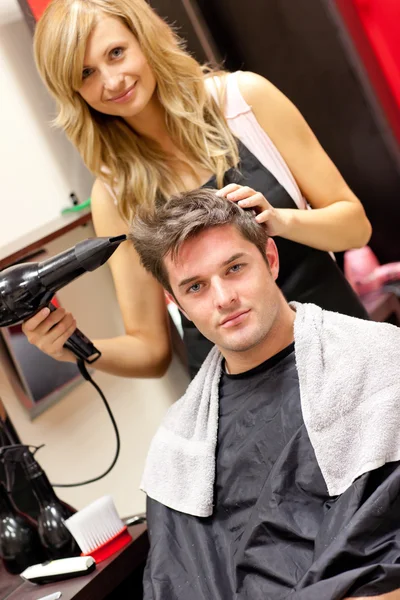 Profesjonalny salon fryzjerski kobiece, suszenie włosów jej klientów — Zdjęcie stockowe