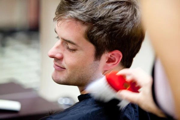 Cliente caucasiano bonito em um salão de cabeleireiro — Fotografia de Stock