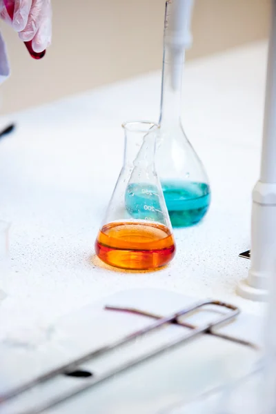 Close-up de materiais químicos e líquidos — Fotografia de Stock