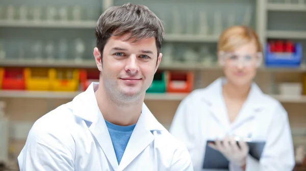 Two concentrated scientists looking at the camera standing — Stock Photo, Image