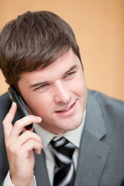 Charismatický podnikatel hovoří na telefonu ve své kanceláři — Stock fotografie