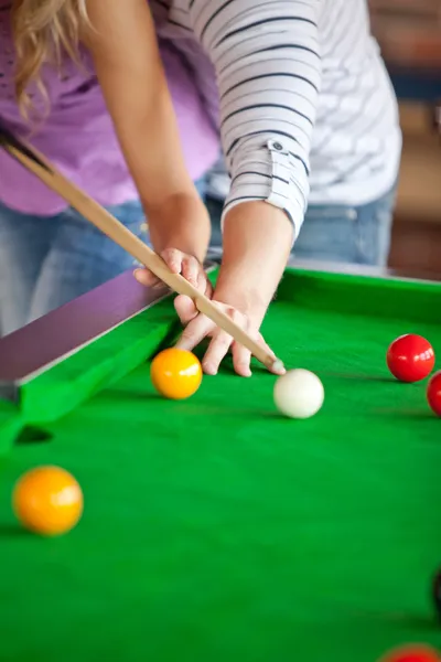 Uppmärksam pojkvän lära sin flickvän att spela pool — Stockfoto
